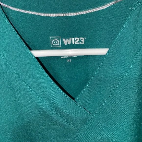 NWOT Hunter Green Scrub Top - Picture 2 of 3